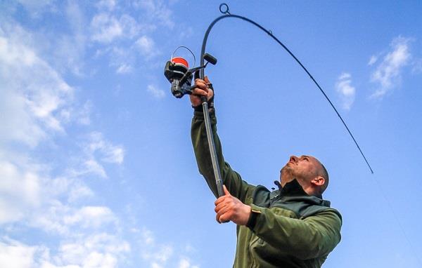 Record mondial la casting? Cristian Mihalcea si cea mai lunga aruncare din lume cu lanseta.